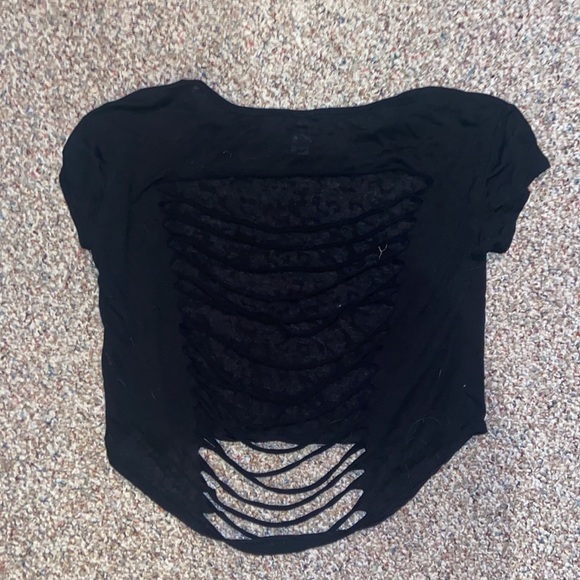 Black cropped tshirt with cutouts on the back - Picture 2 of 2